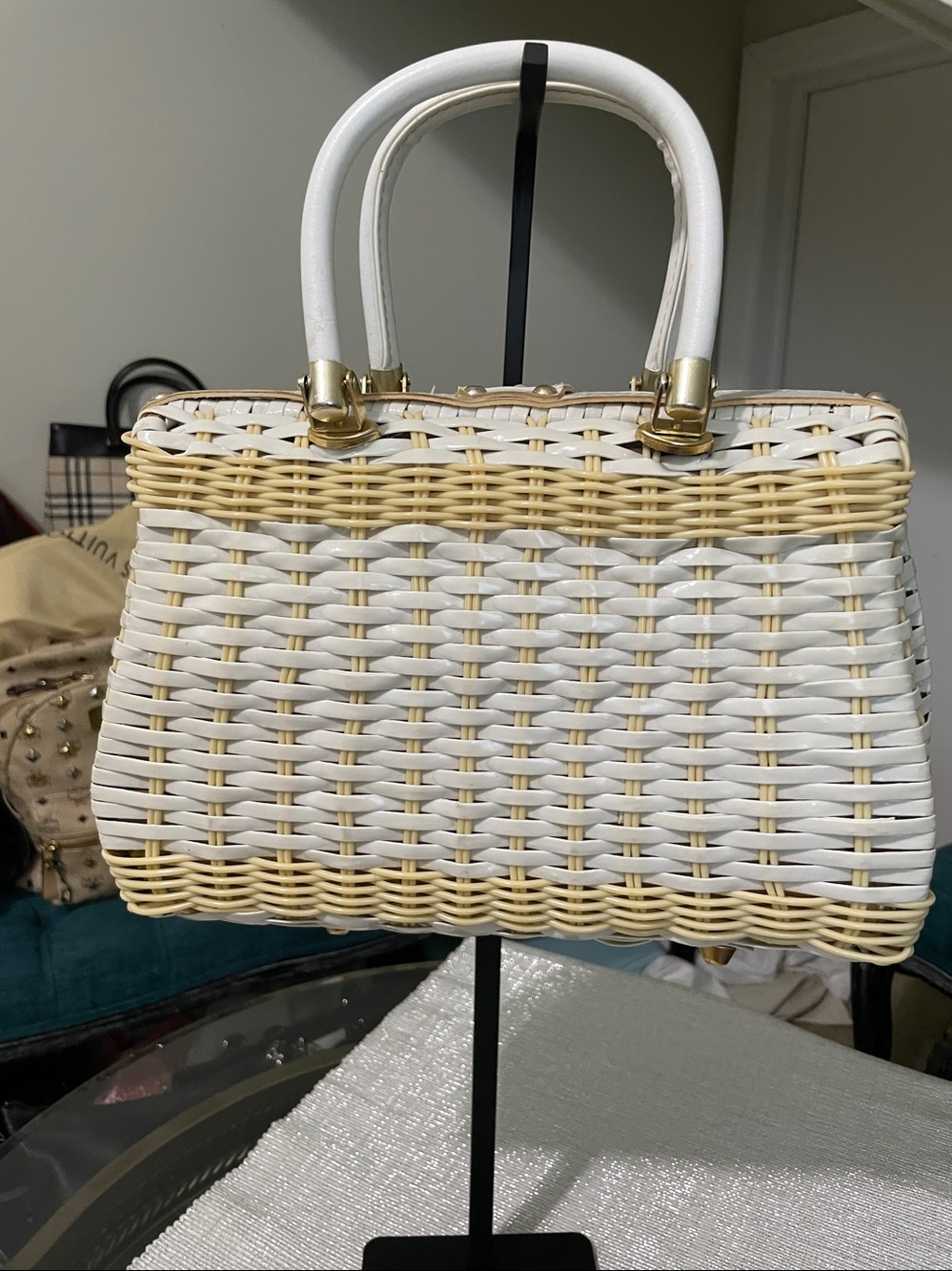 Amazing find!!! Vintage 1950/60’s White and Cream Woven Shell Accent Handbag - Picture 2 of 8